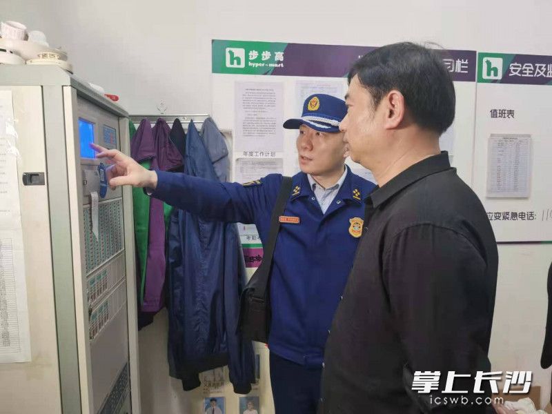 检查人员检查消防控制室设施设备运行情况。