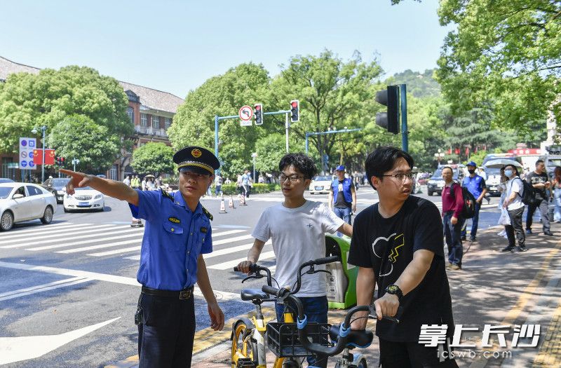 岳麓区城管执法大队的执法人员对进入岳麓山景区内的共享单车进行文明劝导。长沙晚报全媒体记者 余劭劼 摄 岳麓区城管执法大队的执法人员对进入岳麓山景区内的共享单车进行文明劝导。长沙晚报全媒体记者 余劭劼 摄