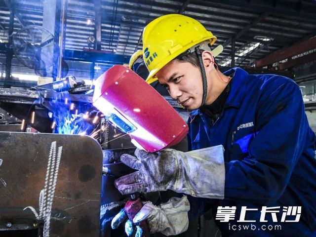 谭星峰在工作中。长沙晚报通讯员 易佳毅 摄