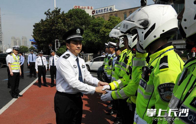 在长沙市公安局交警支队岳麓大队枫林广场执勤点，许显辉慰问执勤民警、辅警。长沙晚报通讯员 曾斌 摄