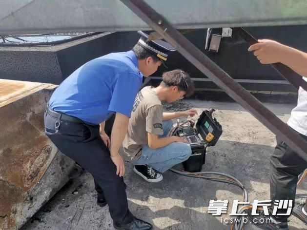 针对油烟扰民投诉案件，执法人员联合第三方对相关门店进行油烟检测。