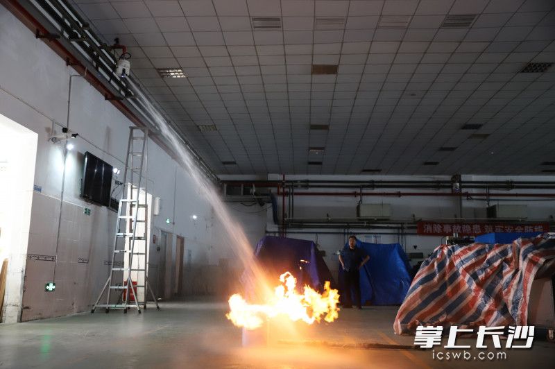 自动消防水炮成功扑灭“大火”。均为长沙晚报通讯员 郑红桂 供图