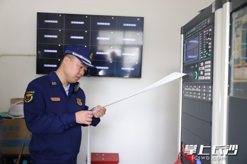 消防监督员对火灾隐患整改情况进行复查。