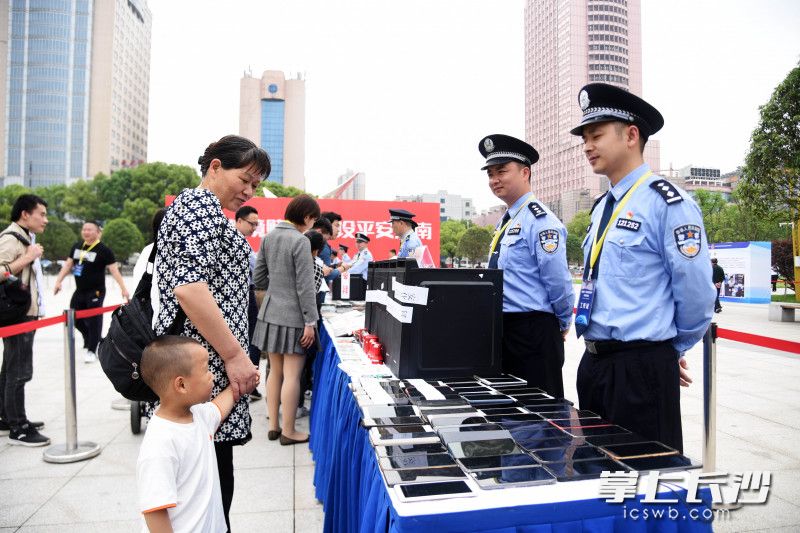 民警现场向群众宣传跨境赌博危害。 民警现场向群众宣传跨境赌博危害。