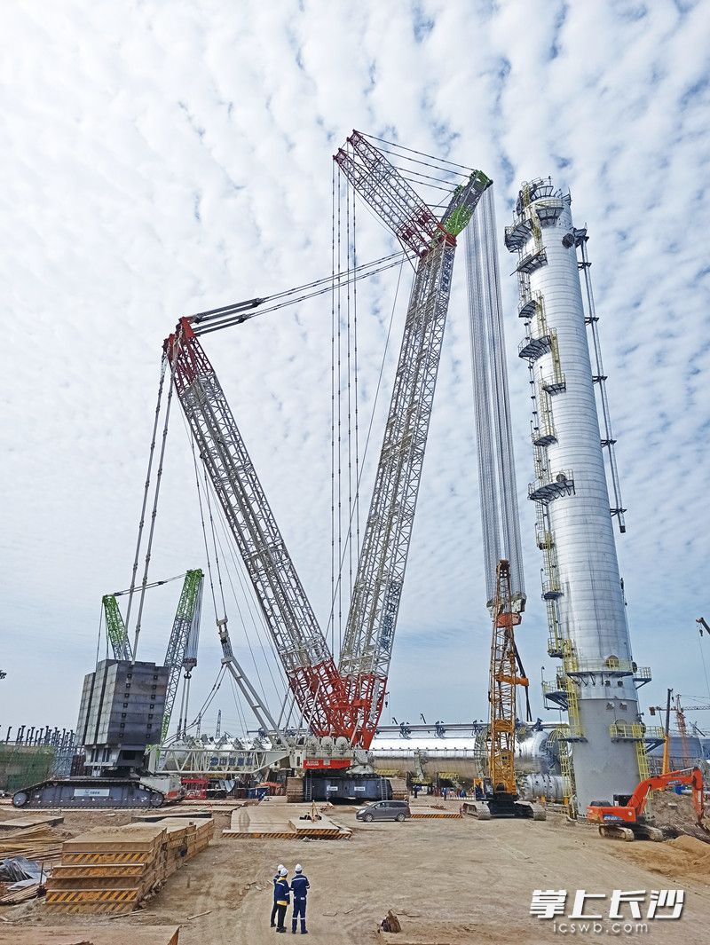 中联重科起重机成功助力1850吨的丙烯塔吊装。通讯员 丁未供图