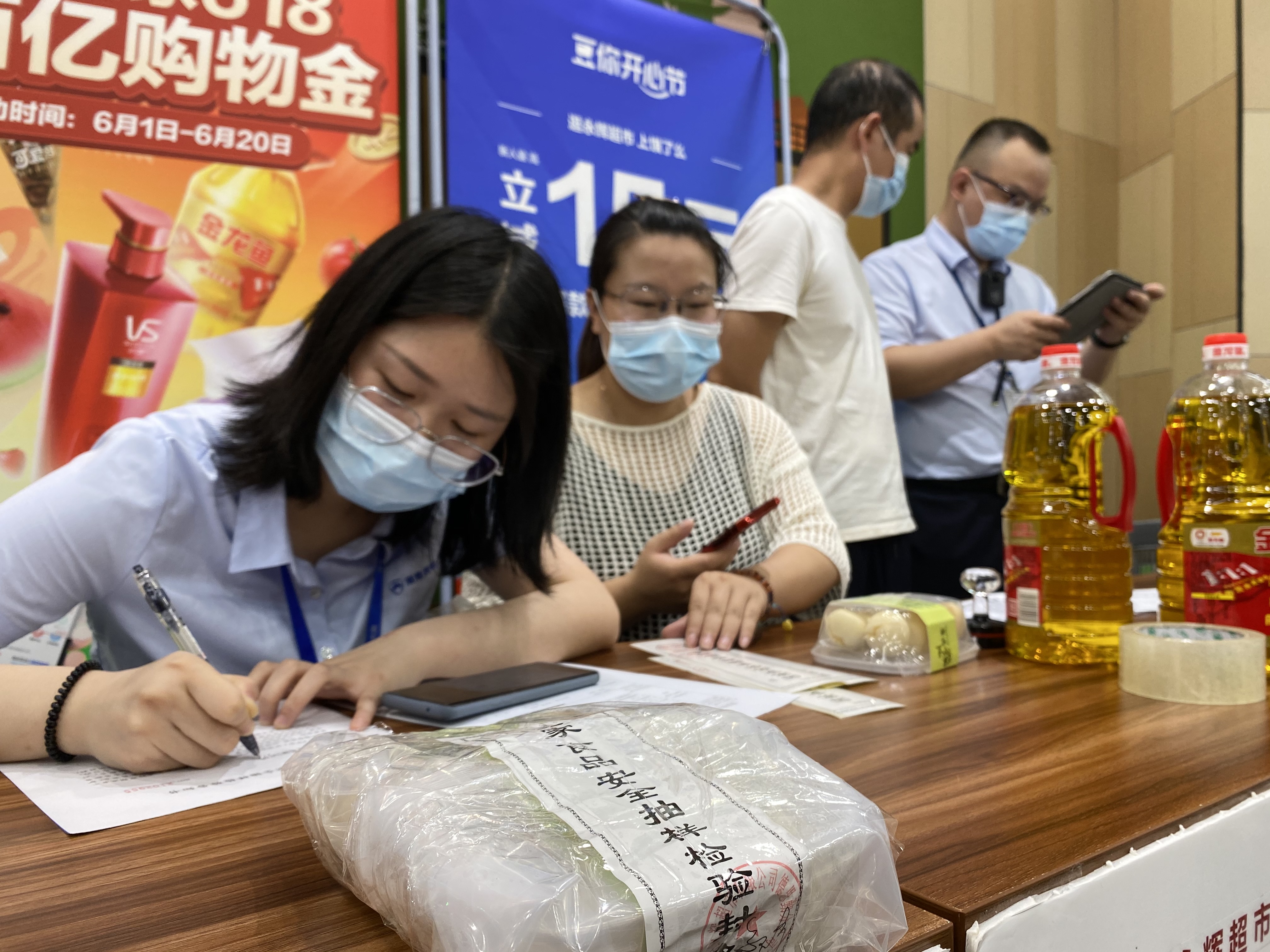 抽检人员在填写相关文书。长沙晚报全媒体记者 周辉霞摄