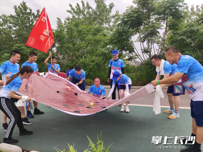 消防指战员在红色马拉松中全力奔跑,学习党史知识。 消防指战员在红色马拉松中全力奔跑,学习党史知识。