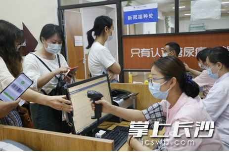 接种工作团队各司其职，分别负责疫苗注射、登记、沟通协调等任务。