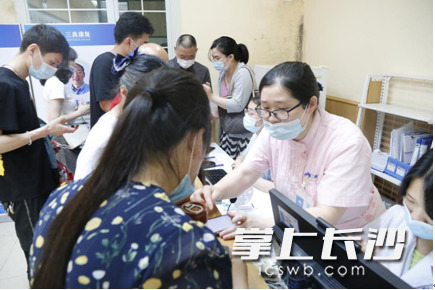 原本计划在6月初休假的彭婷玉，想到当前科室人员调配紧张，便主动请缨，放弃休假，坚持上班。