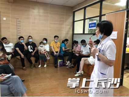 桔子洲三真社区卫生服务中心公卫科主任左烨的儿子正在参加高考，她却忙着为留观居民解读接种后注意事项，无暇陪伴儿子。