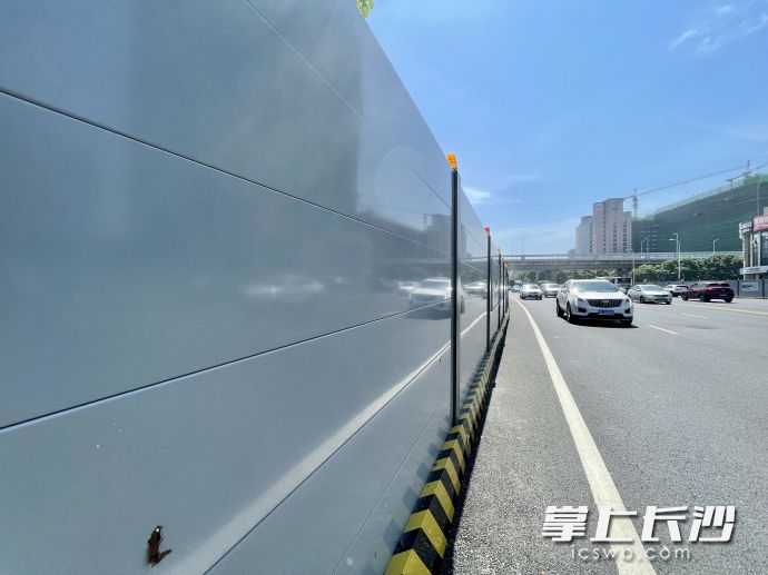 人民东路地铁6号线芙蓉区政府站施工现场看到，沿线围挡已更换为标准的装备式围挡。长沙晚报全媒体记者 唐朝昭 摄