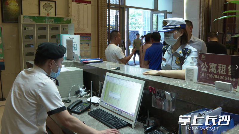 消防监督员对该酒店进行消防安全监督检查。均为长沙消防供图