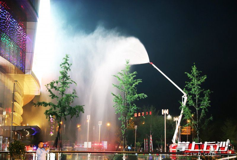 6月8日晚,长沙高新区大型商业综合体夜间实战化演练在步步高·梅溪新天地购物中心举行。均为长沙晚报通讯员 郑红桂 供图 6月8日晚,长沙高新区大型商业综合体夜间实战化演练在步步高·梅溪新天地购物中心举行。均为长沙晚报通讯员 郑红桂 供图