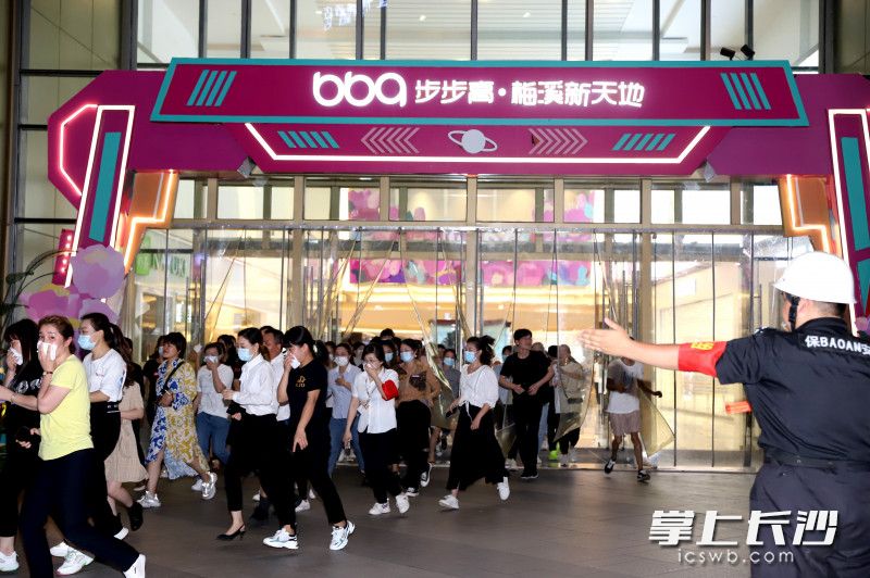 商场内人员进行有序疏散,撤离至安全地带。 商场内人员进行有序疏散,撤离至安全地带。