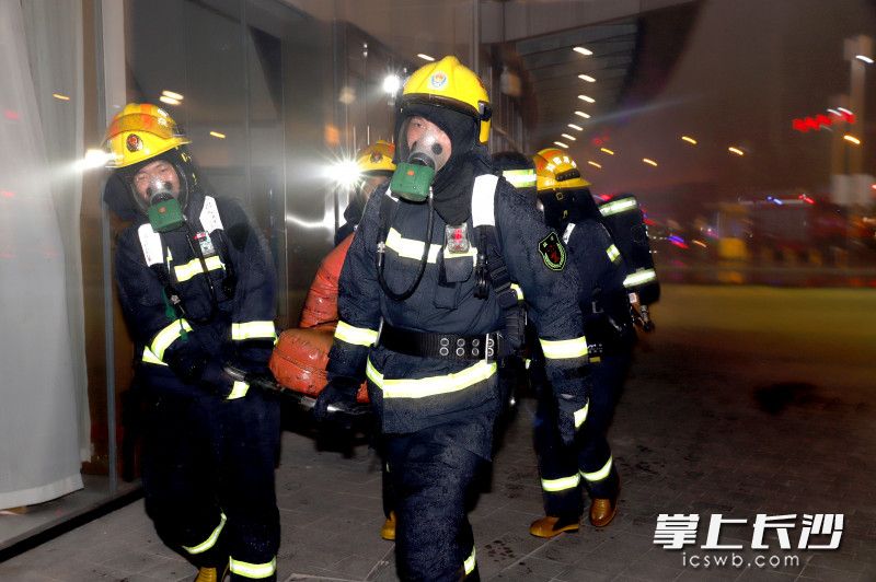 消防指战员从“火场”中将“被困人员”成功救出。 消防指战员从“火场”中将“被困人员”成功救出。