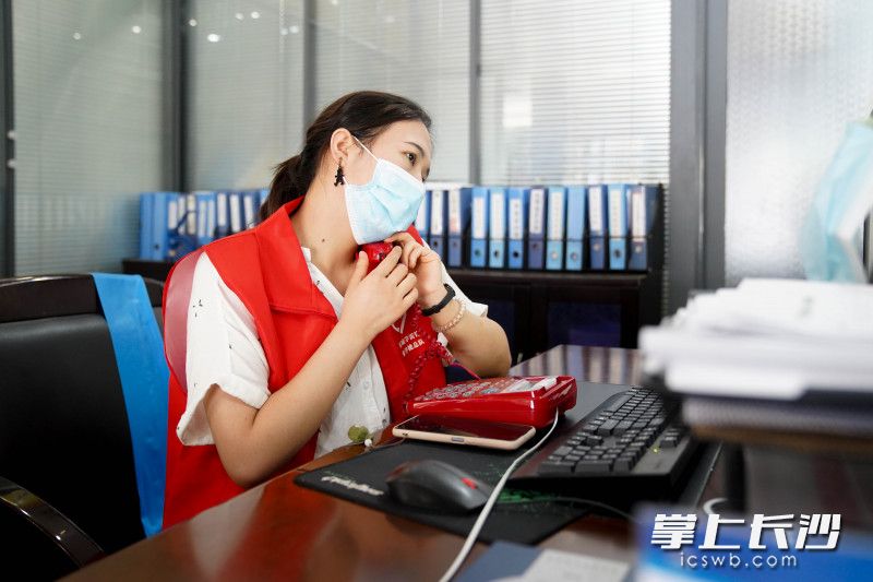 8月3日下午，星城学雷锋志愿者正打电话询问社区人员来访的流动情况。