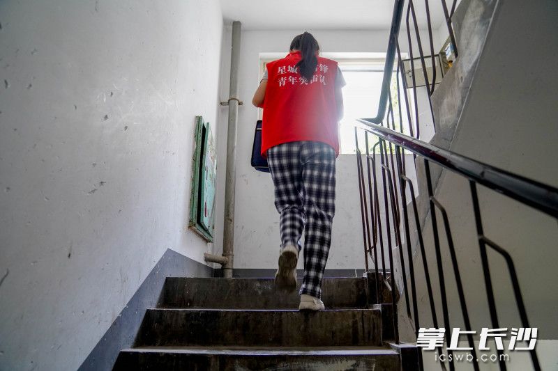 志愿者张贴“防疫安全通知”，一天行走2万步。