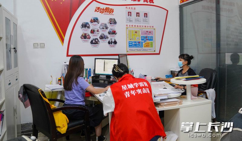 8月3日下午，星城学雷锋志愿者与社区工作者一起统计近期防疫工作情况。