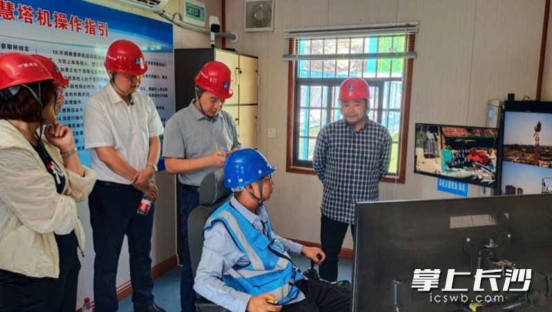 塔机司机正在进行远程智控系统操作示范。通讯员 丁未供图