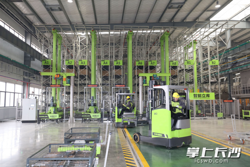 中联重科的塔机智能工厂。全媒体记者  周辉霞摄