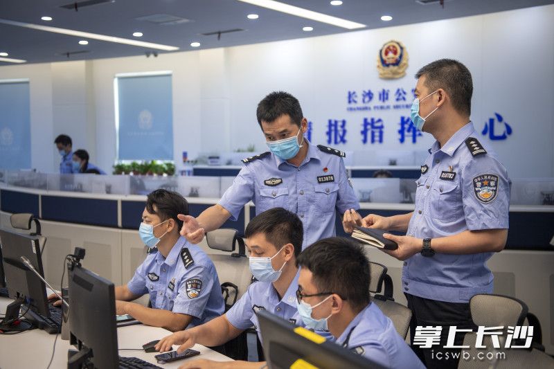 长沙市公安局的民警正在进行涉疫数据核查。 长沙晚报全媒体记者 郭雨滴 摄