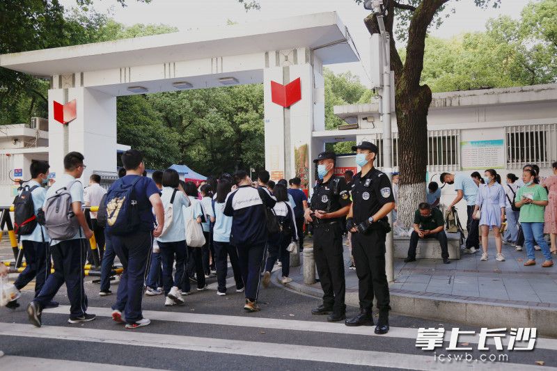 长沙市巡警警力开展“高峰护学”。均为湖南公安 供图
