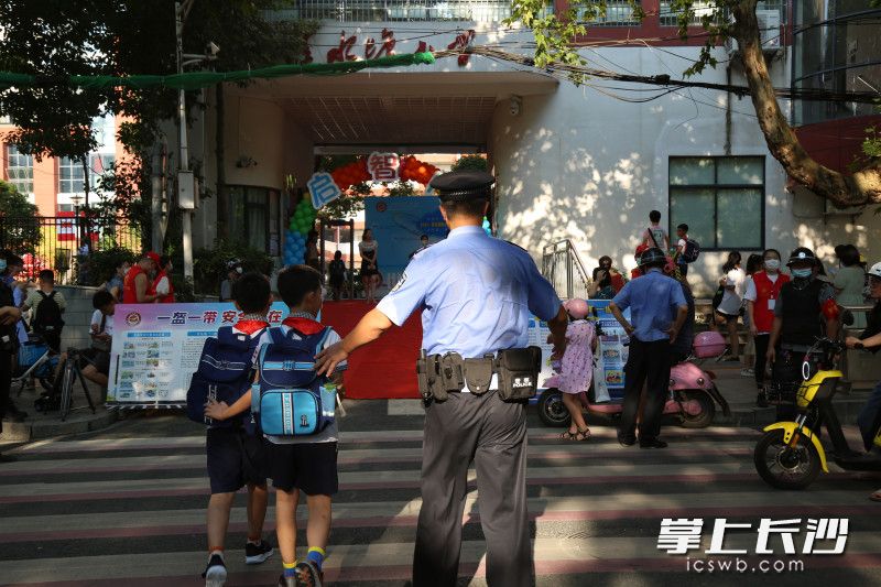 清水塘派出所民警在清水塘小学开展护学。