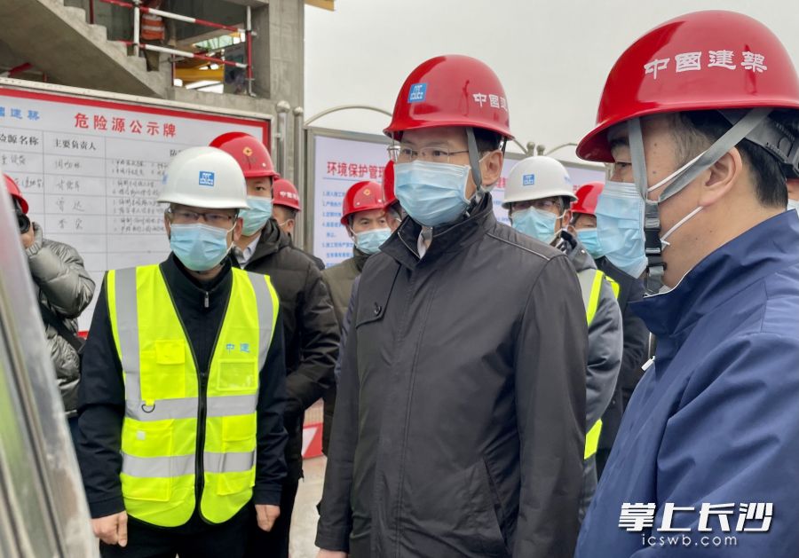 阚保勇（中）在麓山国际实验小学二小项目现场对安全生产各环节进行检查。  长沙晚报全媒体记者 唐朝昭 摄