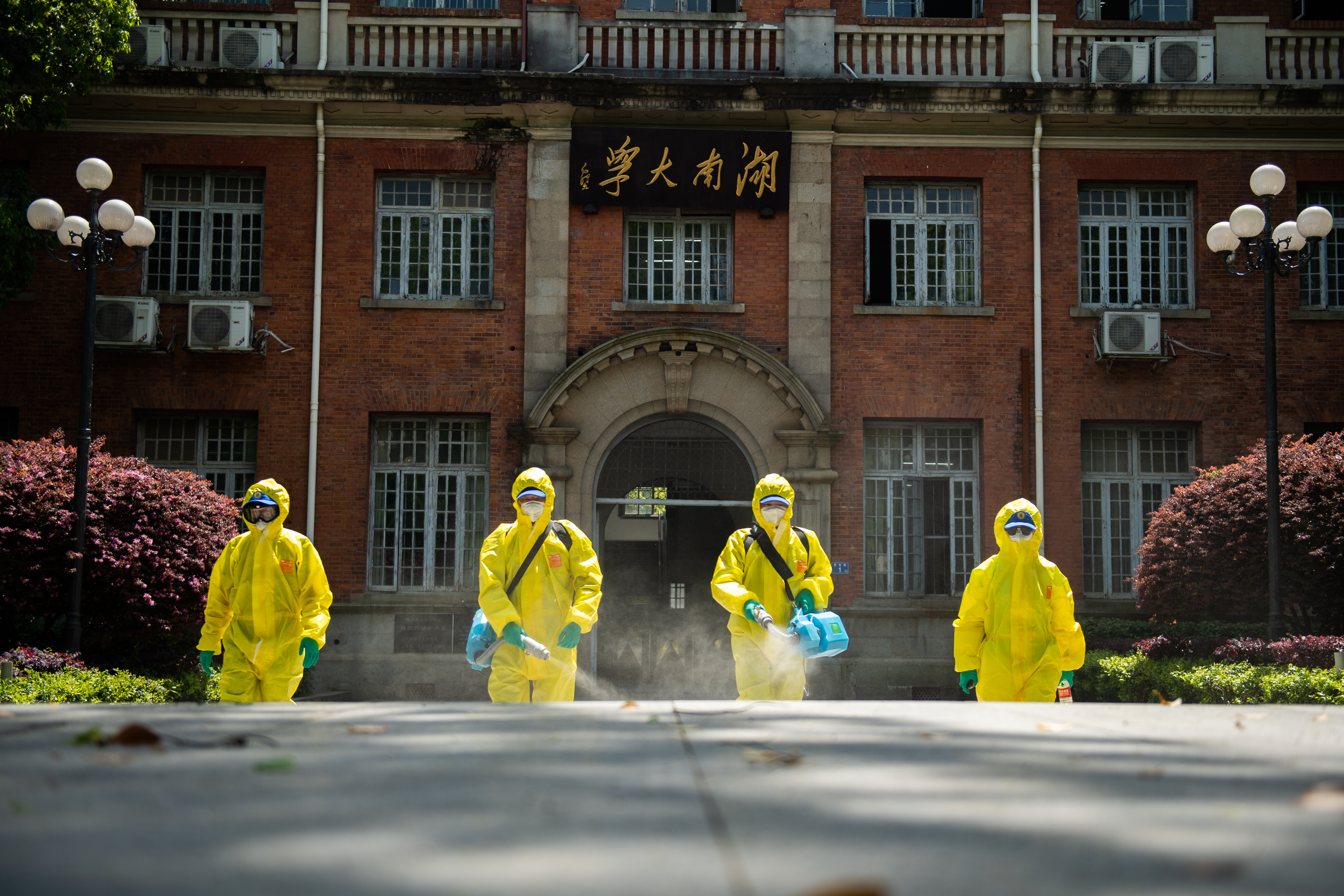 岳麓蓝天救援队队员正在湖南大学进行户外消杀。均为长沙晚报全媒体记者 黄启晴 摄