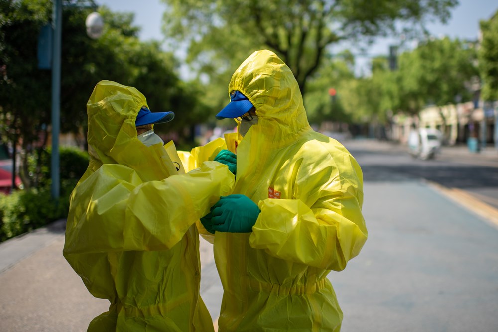 队员们在穿戴防护设备。