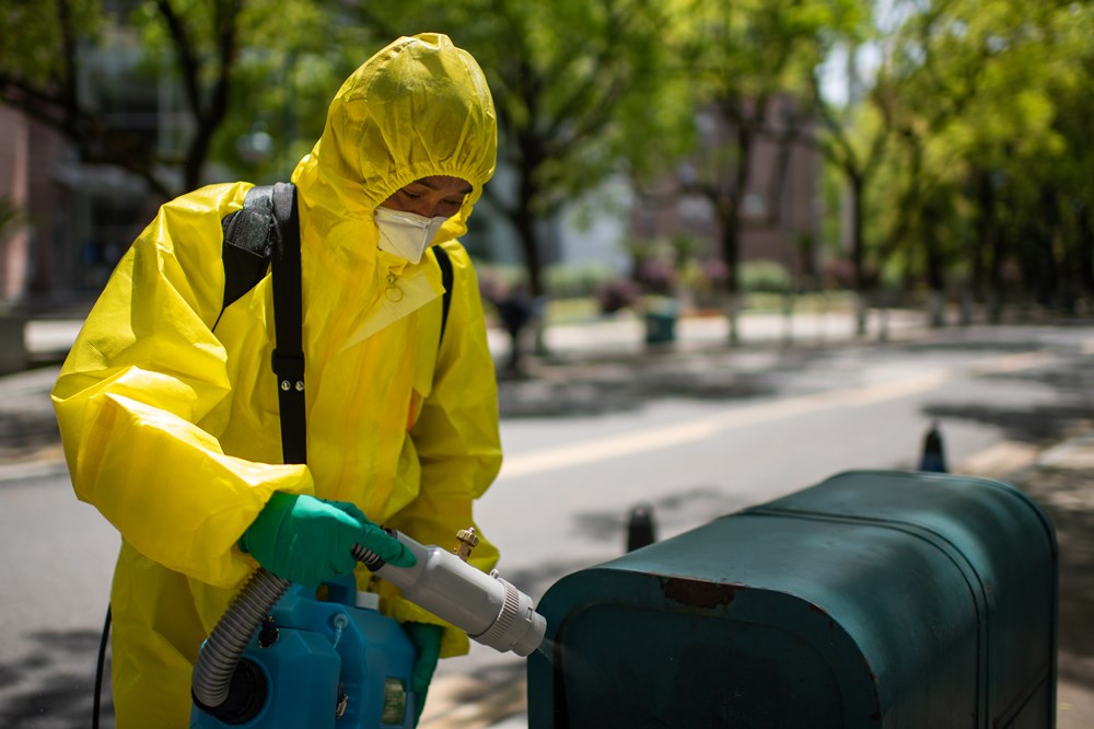 队员对路面的垃圾桶进行消杀。