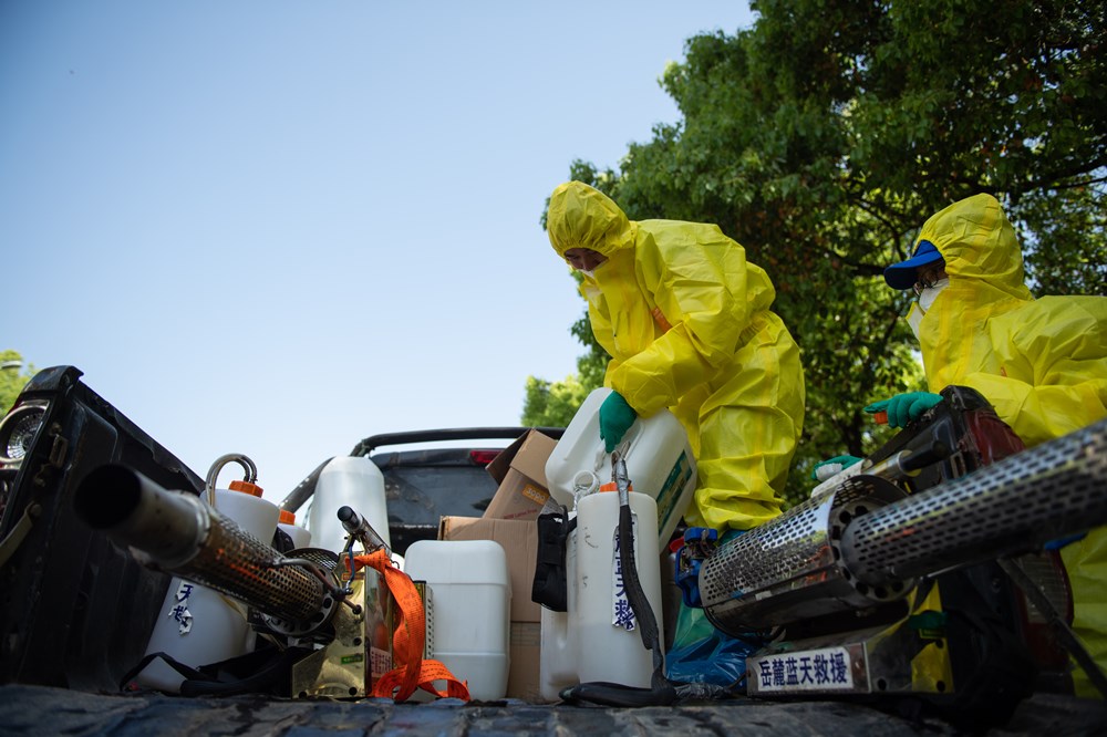 队员两人一组负责雾化机器。