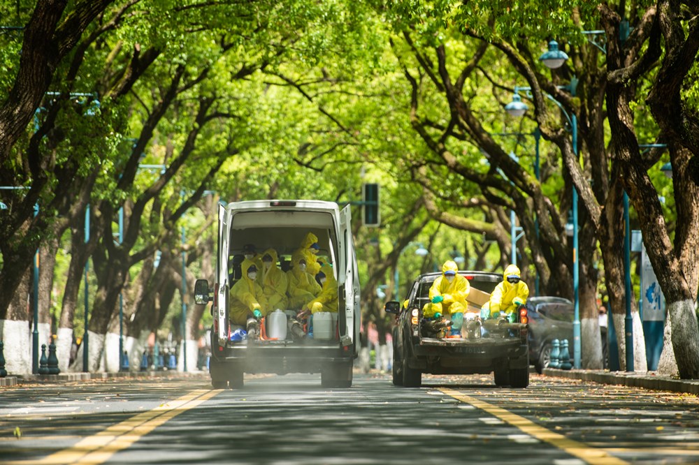 岳麓蓝天救援队队员正在麓山路进行消杀。