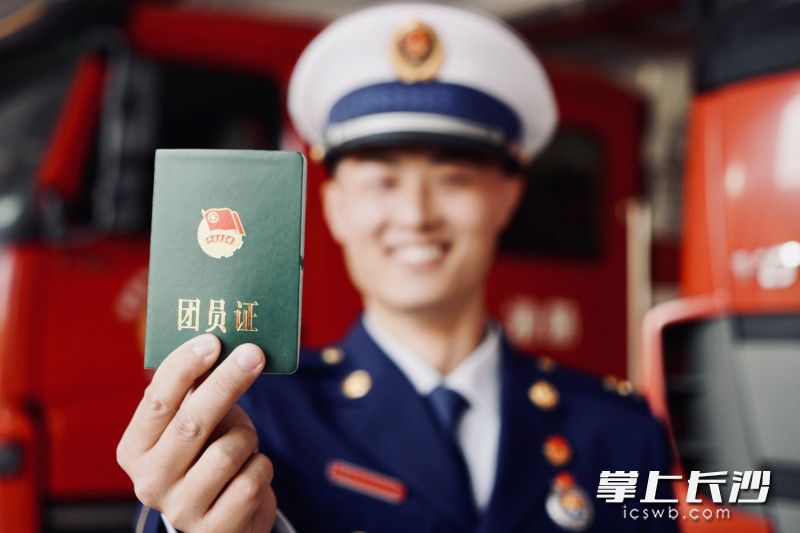 五四青年节前夕,长沙“火焰蓝”拍摄一组照片,庆祝中国共青团成立100周年,向青春致敬。均为长沙晚报通讯员 谢海鹏 摄 五四青年节前夕,长沙“火焰蓝”拍摄一组照片,庆祝中国共青团成立100周年,向青春致敬。均为长沙晚报通讯员 谢海鹏 摄