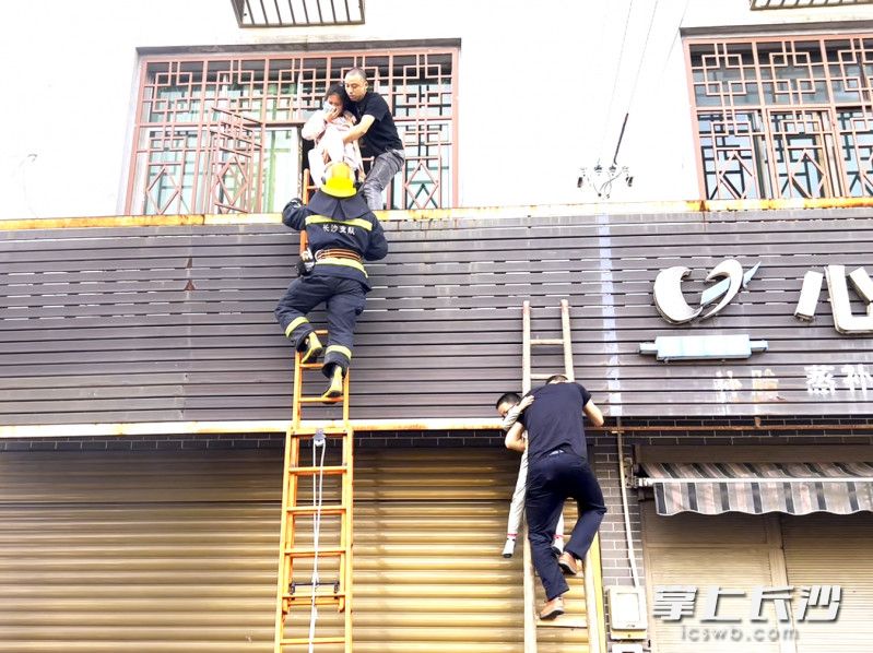 在刘良其等热心邻居与消防救援人员的配合下，两名被困儿童被顺利转移至安全地带。视频截图