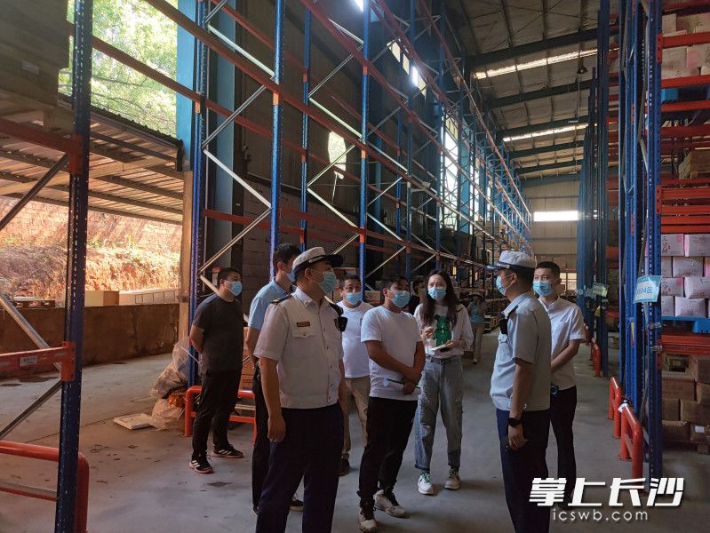 消防部门现场进行隐患曝光，督促企业尽快完成整改。长沙晚报通讯员 胡宇波 供图