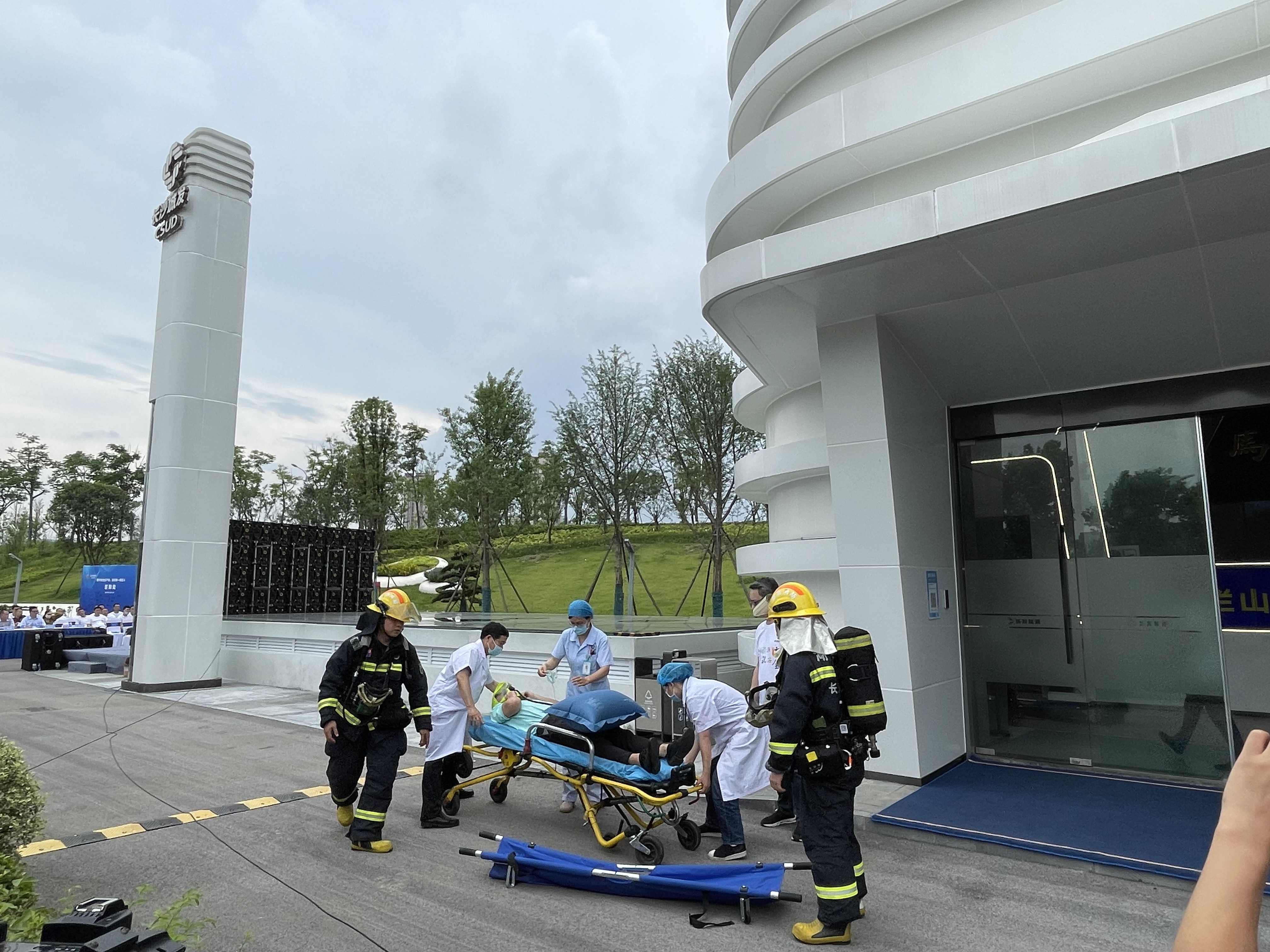 演练模拟分加油站、综合能源站等不同场所发生火灾的情况。