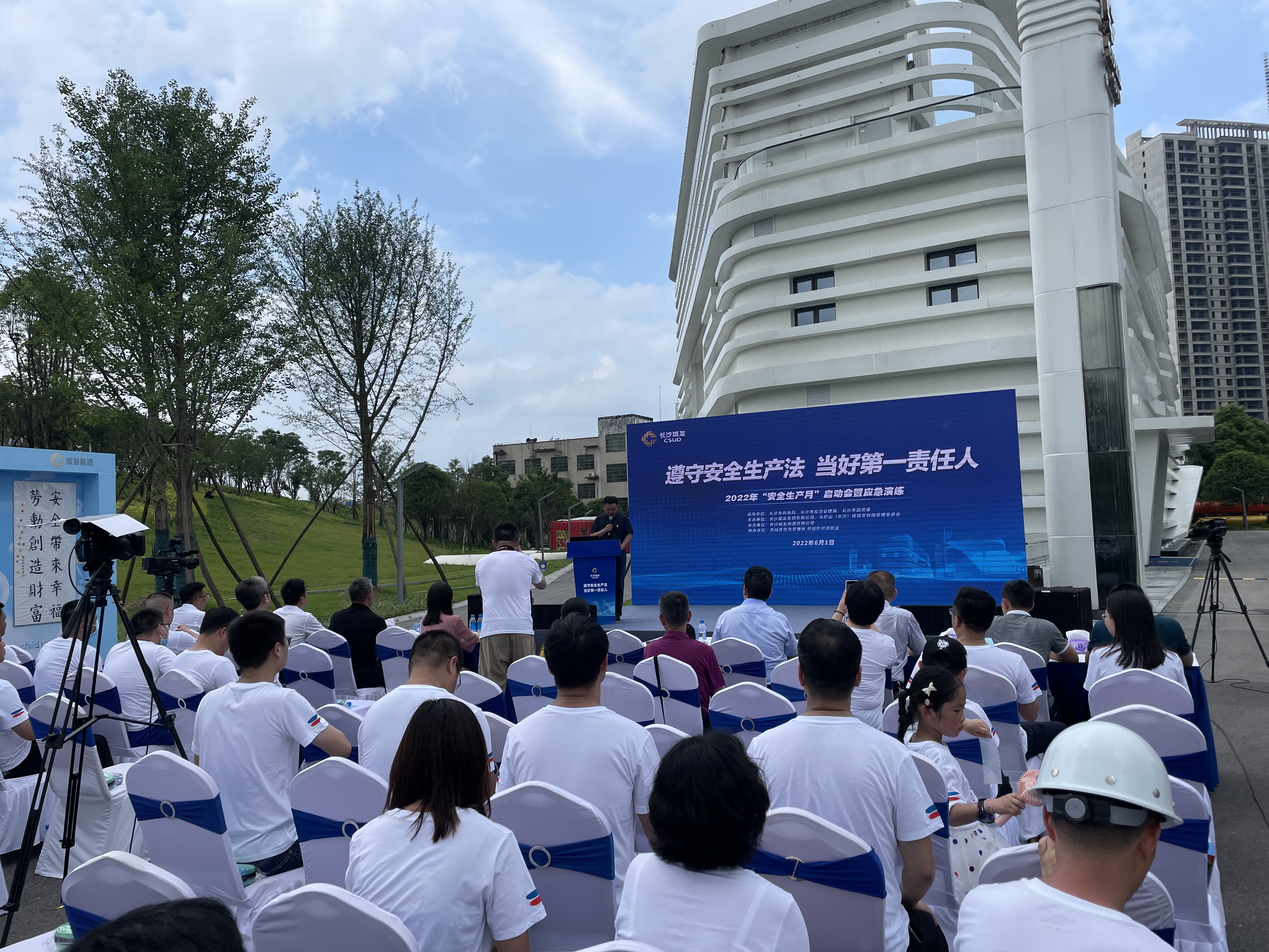 图为活动现场。