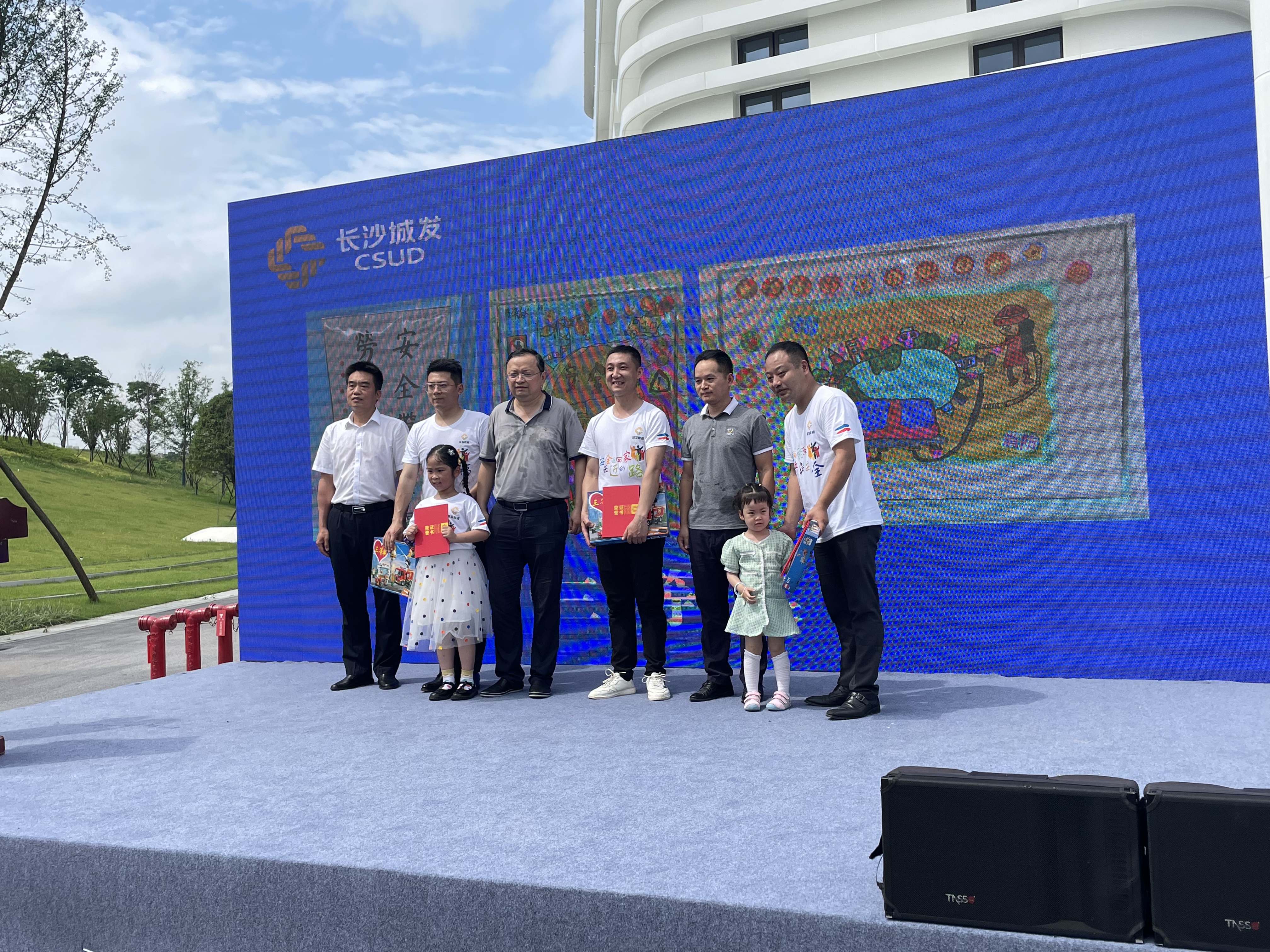 活动现场为书画作品比赛获奖小朋友颁奖。