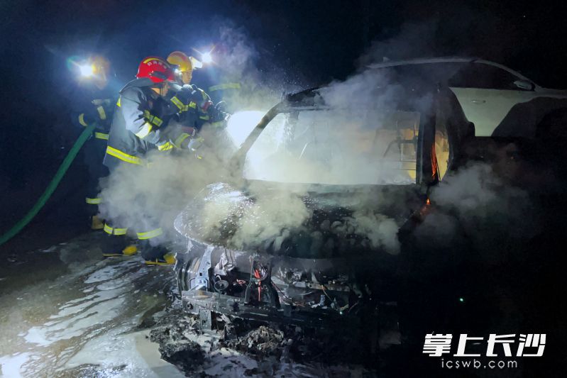 在岳麓区某停车场，消防救援人员迅速扑灭新能源小车火灾。长沙晚报通讯员 刘雅莉 供图
