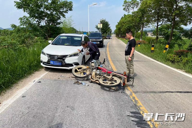 车祸中，老人骑的摩托车倒在地上，老人受伤。均为长沙晚报通讯员 胡宇波 供图
