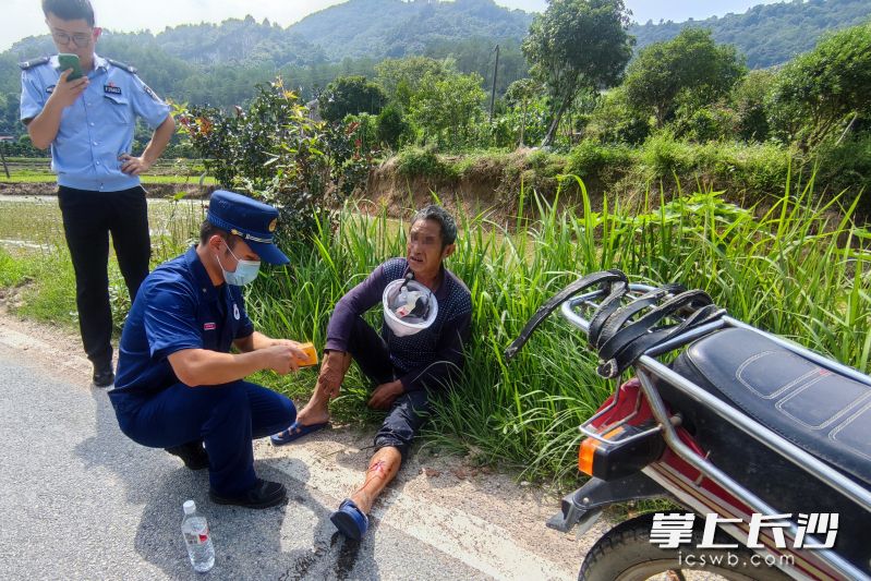 消防队员对老人进行救助。