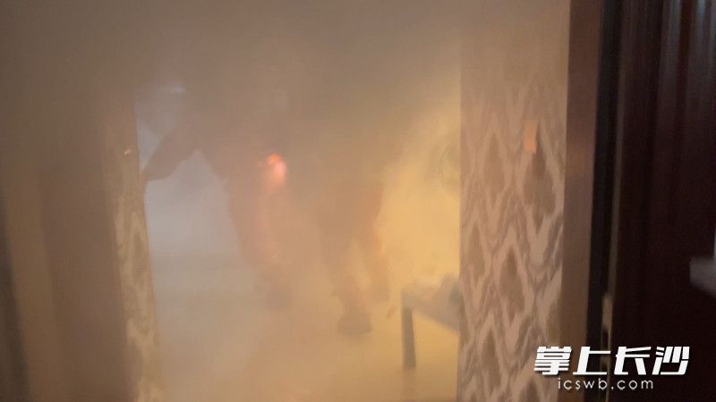 “火焰蓝”在浓烟中救人。