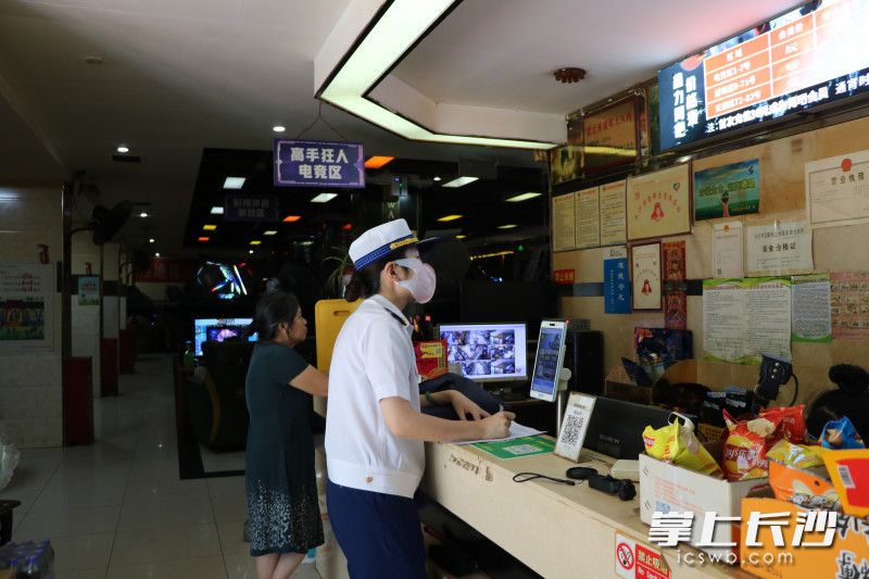 消防监督员在网吧内开展监督检查。