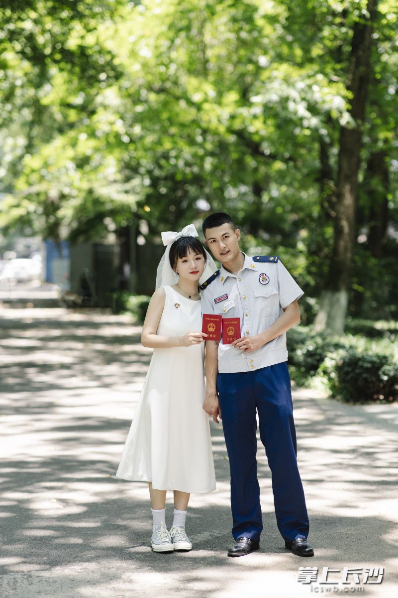 七夕前夕，消防员苏佳浩和妻子杨仁香领取了结婚证。均为长沙晚报通讯员 颜雨彬 胡宇波 供图