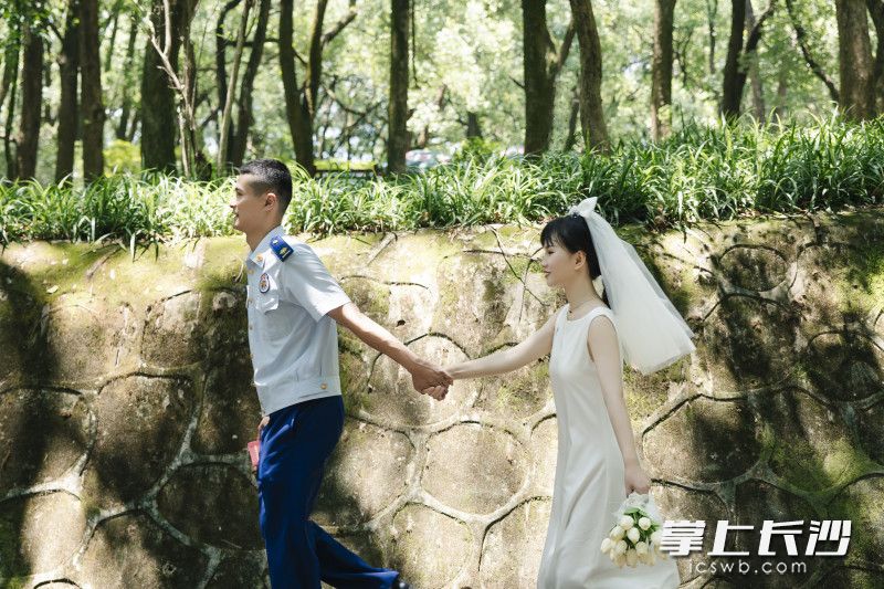 因工作的特殊性，二人见面的机会不多。