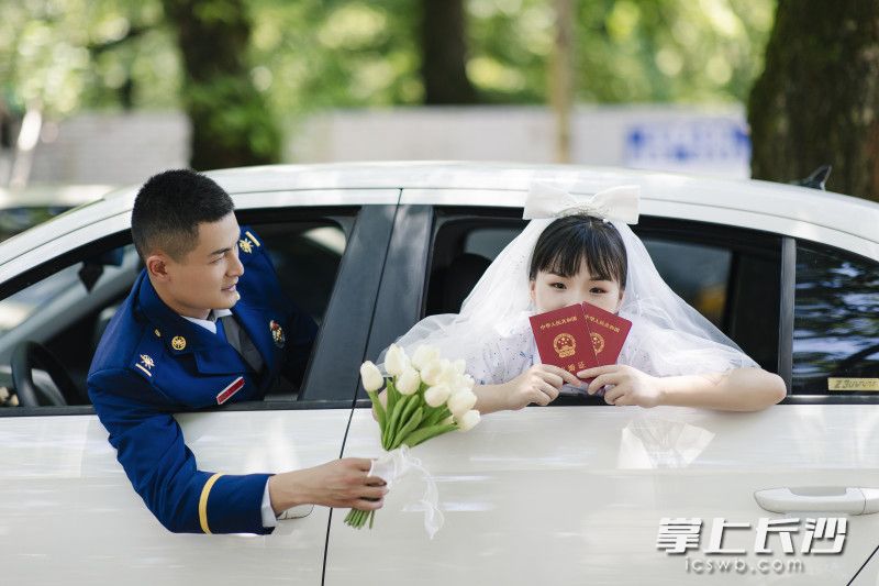 因为七夕要上班，二人提前领取了结婚证。