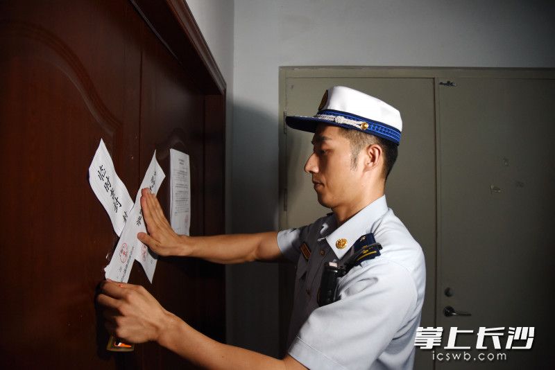 消防监督员依法对占用避难间的会议室实施临时查封。均为长沙晚报全媒体记者 刘琦 摄