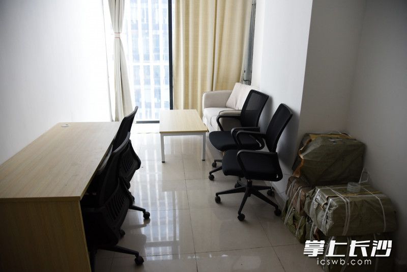 目前，该会议室内间仍有部分物品未及时清理。