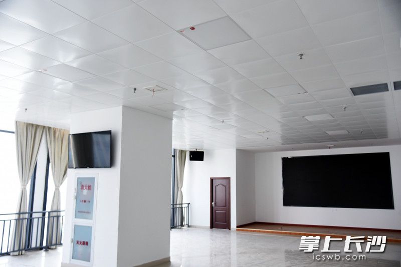 会议室内设置了大屏幕、电视机、音响等。